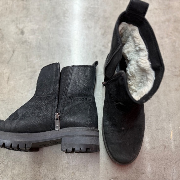 Timberland Women’s Ankle Boots A257S-A3919 — US 7.5W - Like New (used once) - Picture 7 of 9